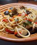 Spaghetti con verduras, salsas asiáticas y alga wakame