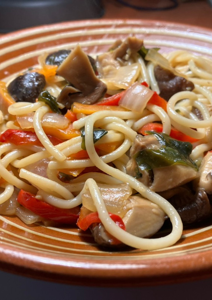 Una foto de Spaghetti con verduras, salsas asiáticas y alga wakame