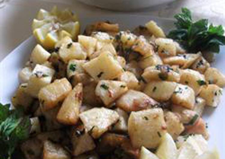 Potato cubes with cilantro and garlic - batata harra