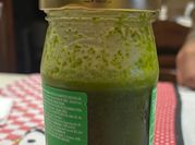 Una foto de salsa pesto de ajo y perejil