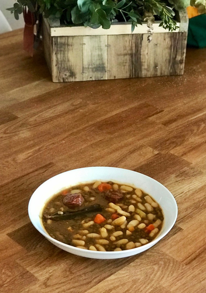 Una foto de Lentejas en Thermomix con verduras y alubias blancas