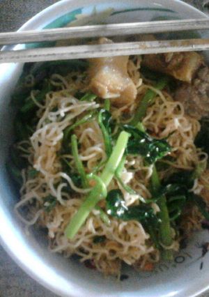 Hình của món Mì gói xào rau muống.