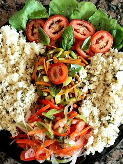 Una foto de Ensalada fresca, verduras y couz couz👨‍🍳