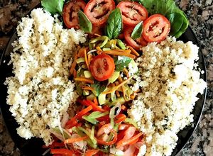 Una foto de Ensalada fresca, verduras y couz couz👨‍🍳