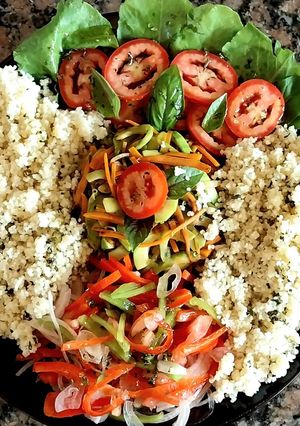 Una foto de Ensalada fresca, verduras y couz couz👨‍🍳