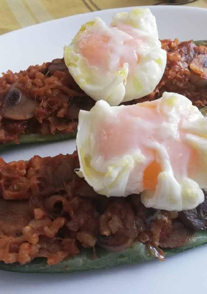 Una foto de Calabacín relleno de champiñones y arroz integral