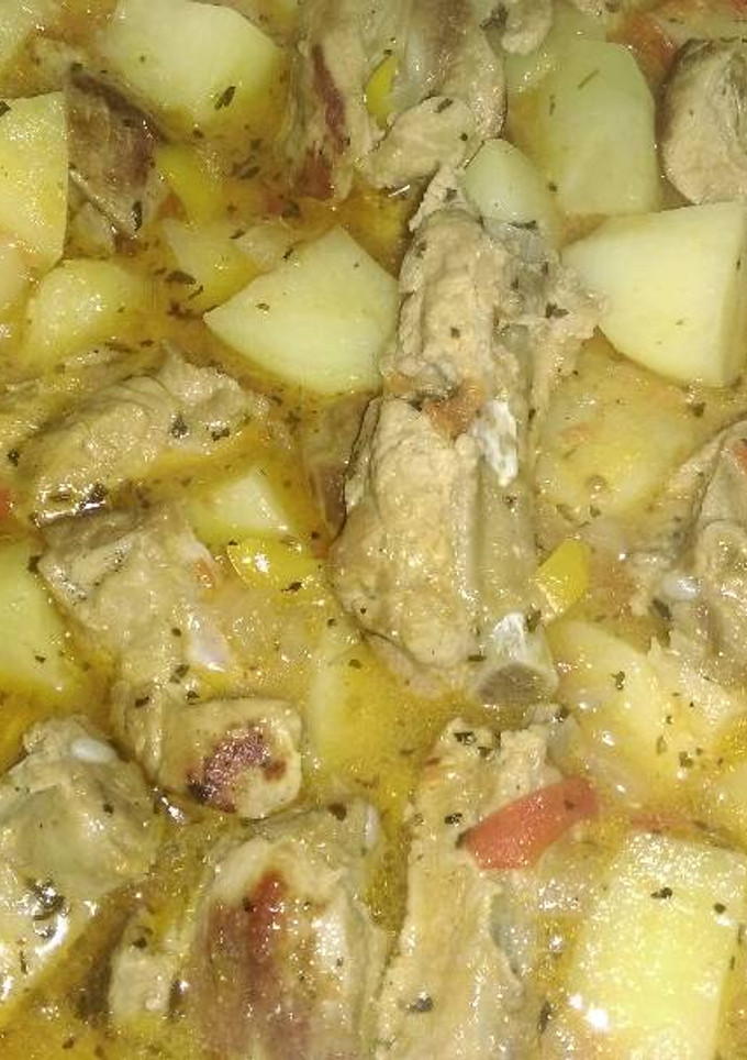 Una foto de Patatas con costillas guisadas