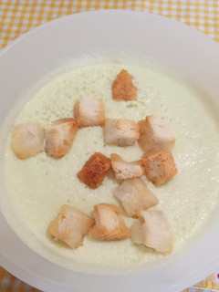 Una foto de Salmorejo de pepino con yogur en batidora de jarra
