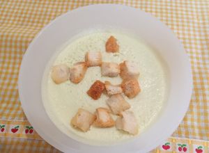 Foto principal de Salmorejo de pepino con yogur en batidora de jarra