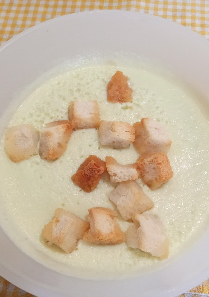 Una foto de Salmorejo de pepino con yogur en batidora de jarra