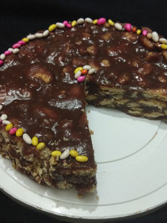 नो बेक पारले-जी केक (No bake parle-g cake recipe in Hindi) रेसिपी मुख्य फोटो