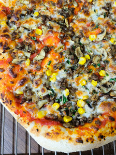 عکسی از دستور پیتزا گوشت و قارچ (Beef & Mushrooms Pizza)