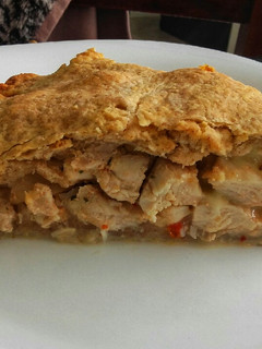 Una foto de Tarta de pollo con masa casera