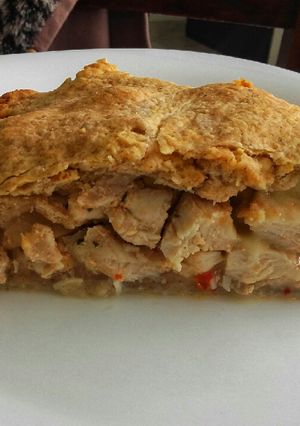 Una foto de Tarta de pollo con masa casera