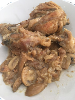 Una foto de Pollo con setas, champiñones y cebolla