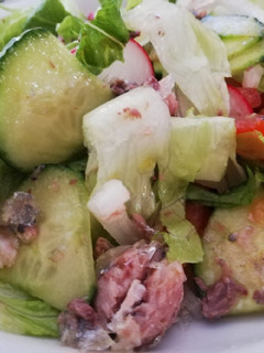Una foto de Ensalada con algo de mar