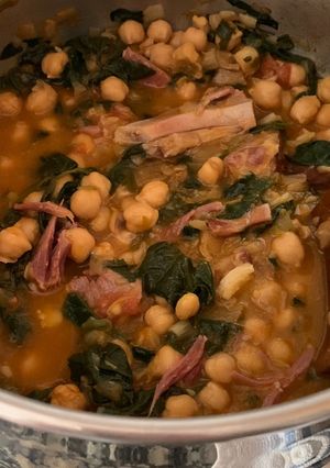 Una foto de Potaje de garbanzos y espinacas
