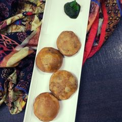 A picture of મૂંગદાલ કચોરી (Moong dal kachori).