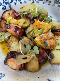 Una foto de Pulpo asado en manteca colorá