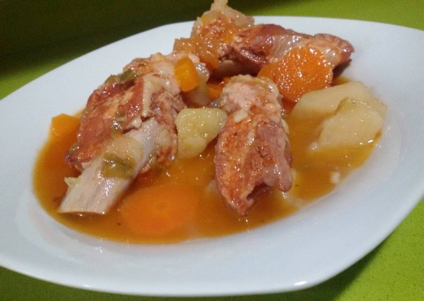 Guiso de costillas con patatas en olla rápida