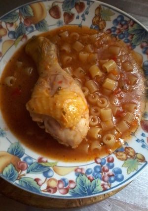 Una foto de Guiso con pollo y fideos dedales