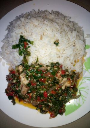 A picture of White rice with vegetables sauce.