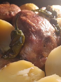 Una foto de Pollo al horno con patatas y pimiento