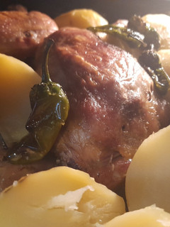 Una foto de Pollo al horno con patatas y pimiento