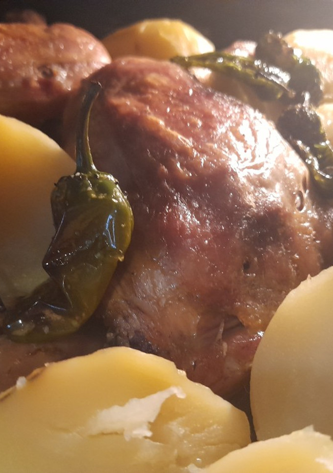 Una foto de Pollo al horno con patatas y pimiento
