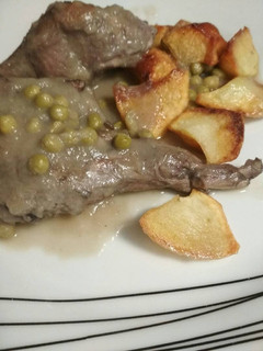 Una foto de Conejo en salsa de cebolla, manzana y vino