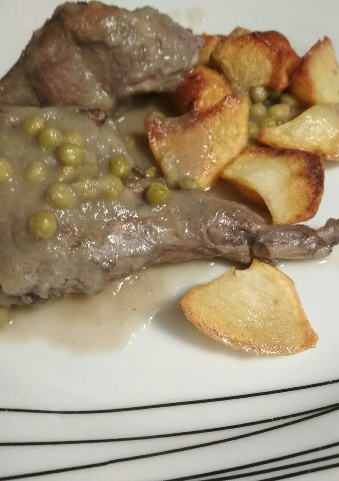 Una foto de Conejo en salsa de cebolla, manzana y vino