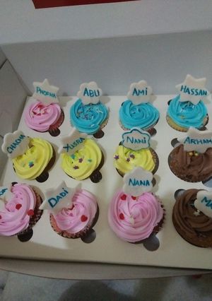 A picture of Different flavor cupcakes.
