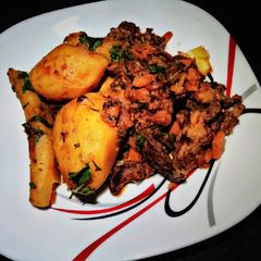 Potato,matoke with beef stew#themechallenge#potatoes A picture of Potato,matoke with beef stew#themechallenge#potatoes.