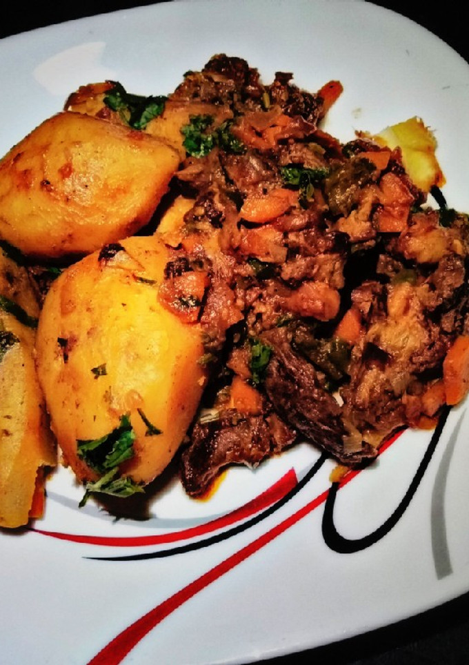 A picture of Potato,matoke with beef stew#themechallenge#potatoes.