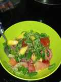 Ensalada dulce con mango, piña y canónigos