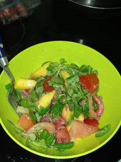 Una foto de Ensalada dulce con mango, piña y canónigos