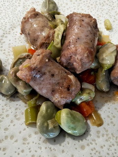 Una foto de Longaniza con habas