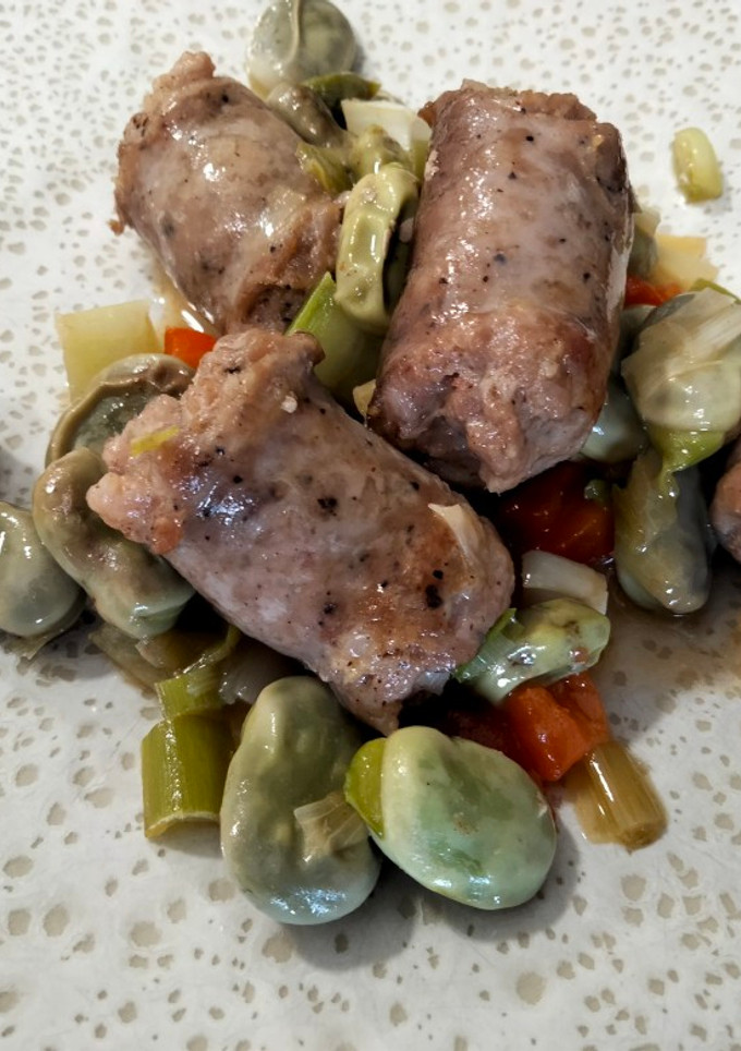 Una foto de Longaniza con habas