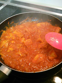 Una foto de Atún encebollado con tomate