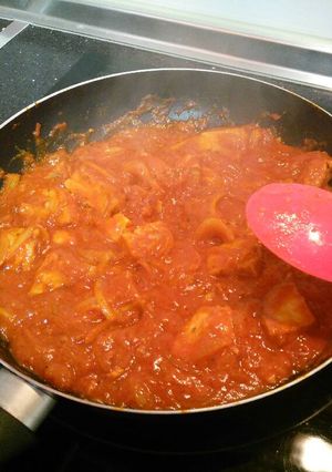 Una foto de Atún encebollado con tomate