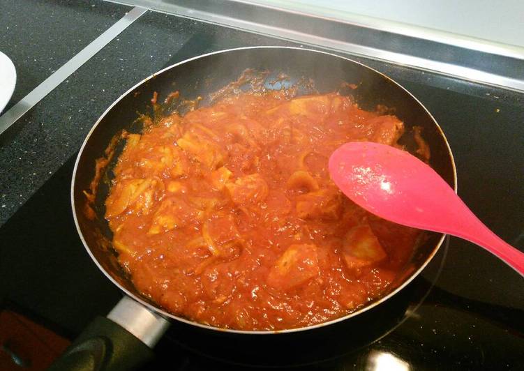 Atún encebollado con tomate