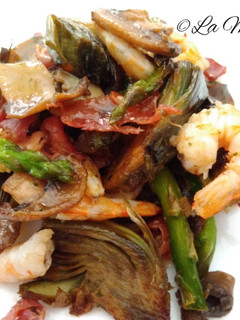 Una foto de Salteado de verduras con gambitas y jamón