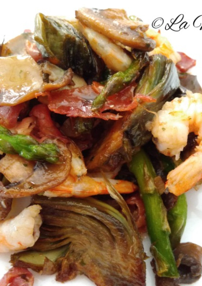 Una foto de Salteado de verduras con gambitas y jamón