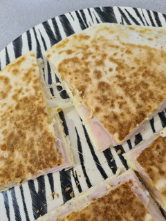 Una foto de Quesadilla de jamón york y queso