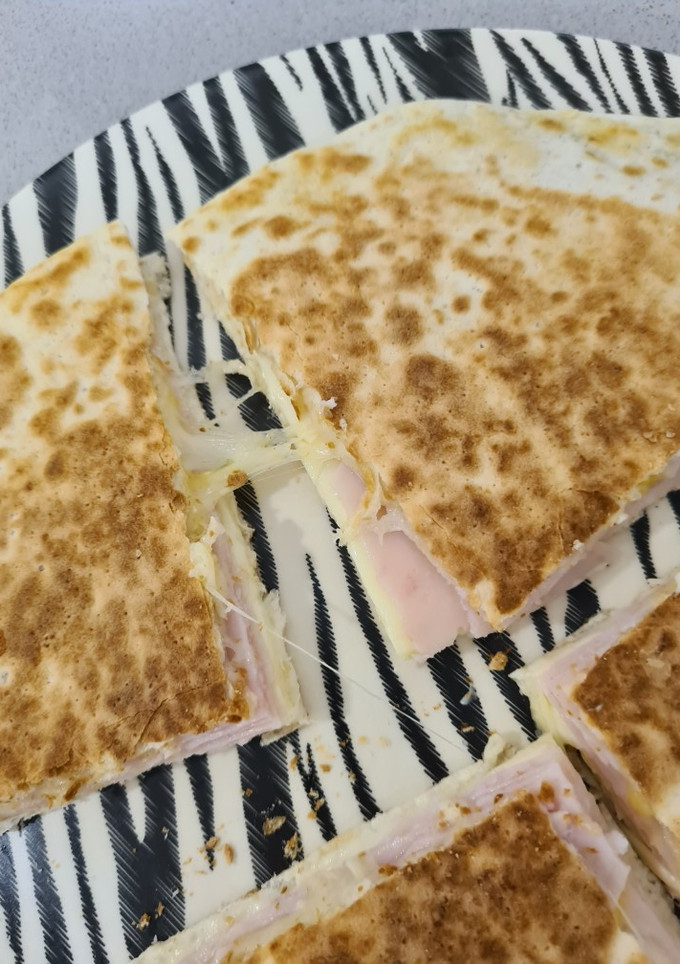 Una foto de Quesadilla de jamón york y queso