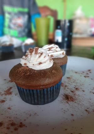 Una foto de Muffins de moka con topping de crema batida