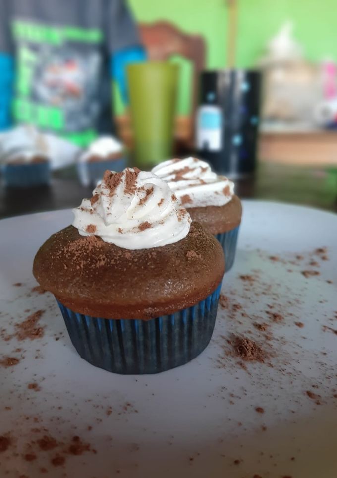 Una foto de Muffins de moka con topping de crema batida