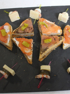 Una foto de Triángulos de salmón con banderillas