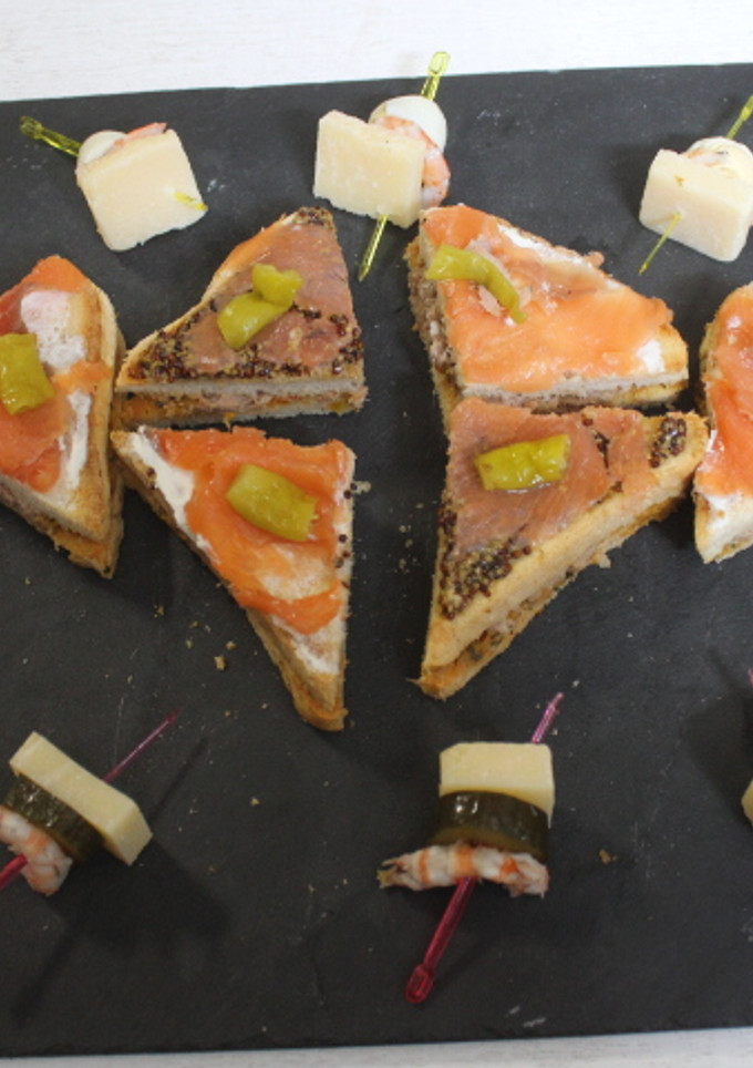 Una foto de Triángulos de salmón con banderillas