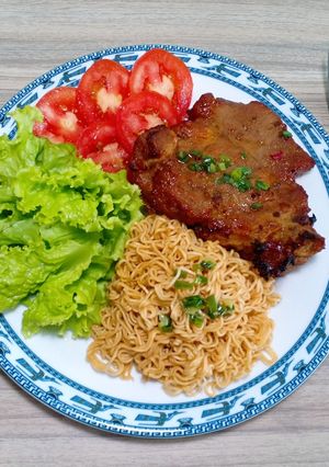 Hình của món Mì gói thịt cốt lết nướng.